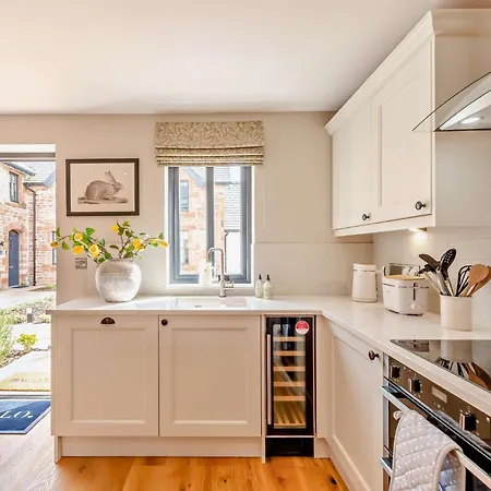 2 Bed In Oc-91822 *